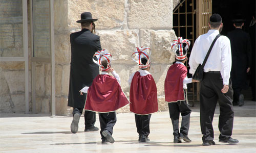 Going to pray at the Wailing Wall in Jerusalem: Image It is Elisa | Foter | CC BY-NC-ND