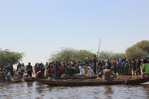 Refugees loading onto boat. Photo: Flickr/United Nations Chad