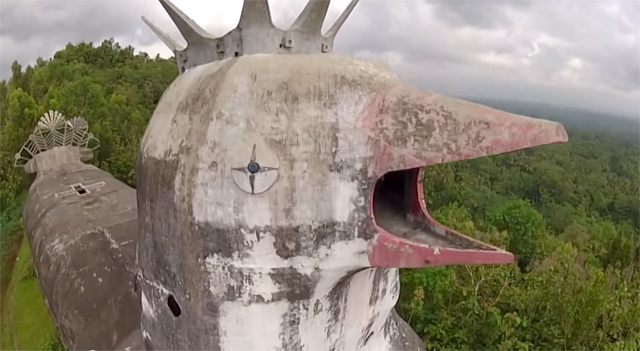 The head of Dove Church YouTube capture: AzzaTwirre