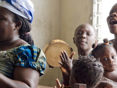 ¿Qué pasa cuando se hace una exploración de neuroimagen del cerebro en una persona que habla en&nbsp;lenguas?