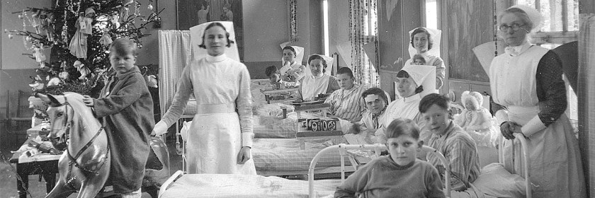Nurses on a hospital ward at Christmas during the 1930s. Photo: theirhistory/Flickr/Creative Commons