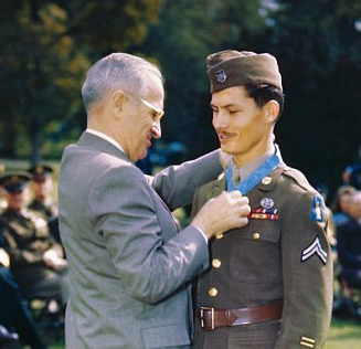 Desmond Doss being awarded the Medal of Honor in 1945. Source: Bettman Archives