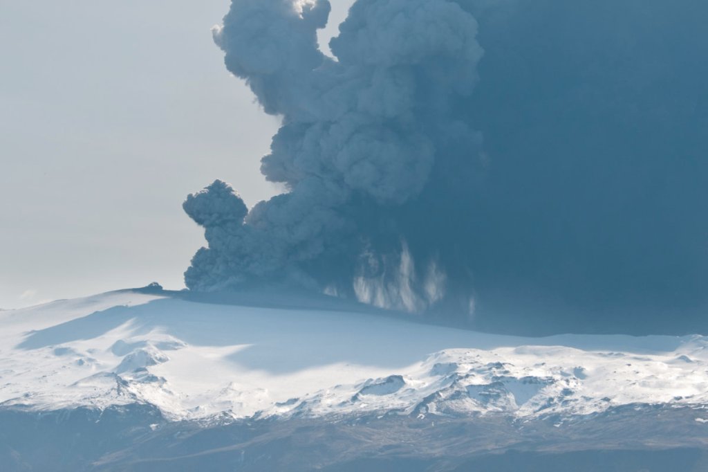 Two Icelandic volcanos&nbsp;awaken