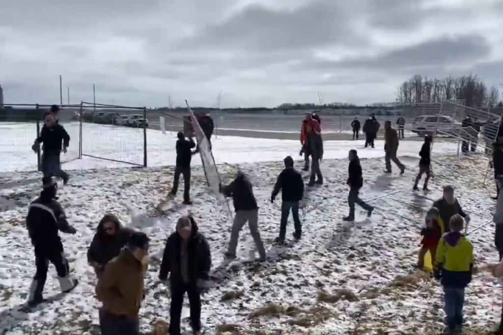 Christians tear down police barricade around church,&nbsp;Canada
