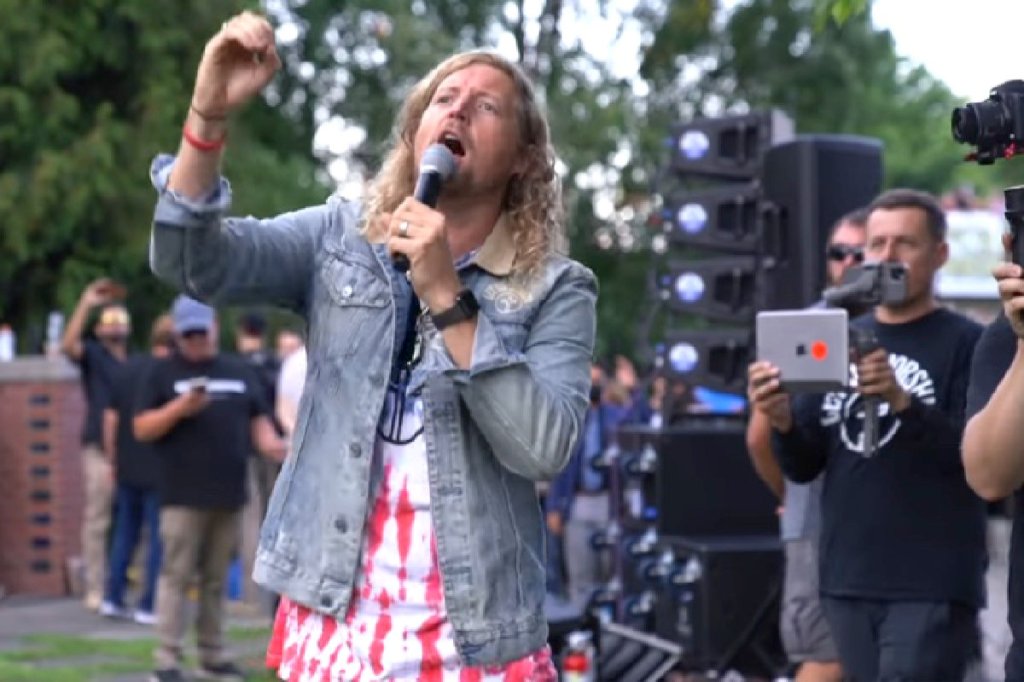 ‘A scared world, needs a fearless church’: Worship leader Sean Feucht confronts Antifa in&nbsp;Portland