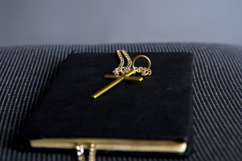 A public school teacher who ripped a cross necklace off a student’s neck at a Tennessee school forced to&nbsp;apologize