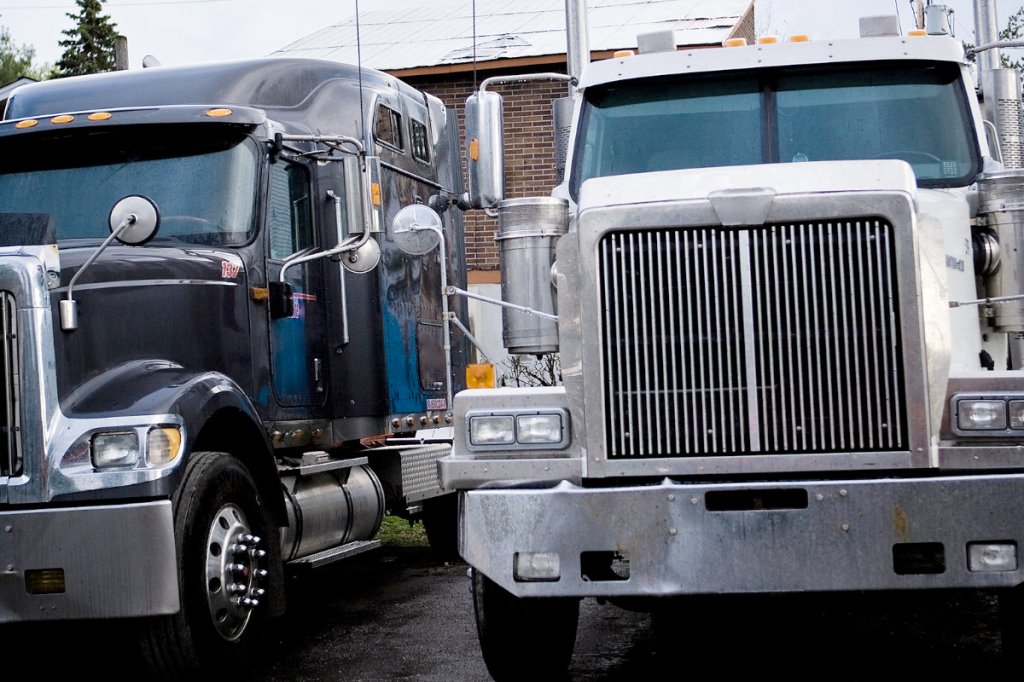 Tow-truck drivers may face jail if they refuse to haul Canadian protester&nbsp;trucks