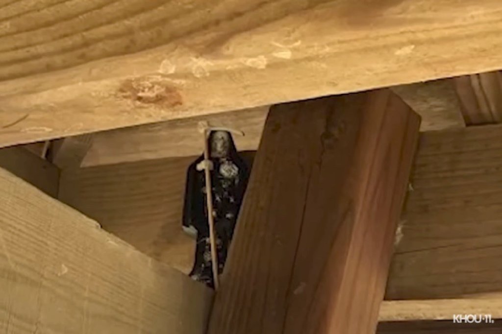 Members of a Texas church burn demonic statue left at church by&nbsp;robbers