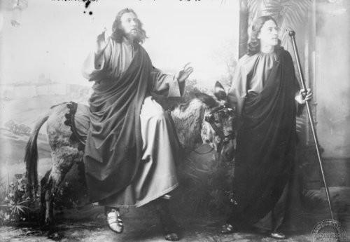 A photo of the 1900 Oberammergau Passion Play portraying Jesus' entry into Jerusalem on a donkey