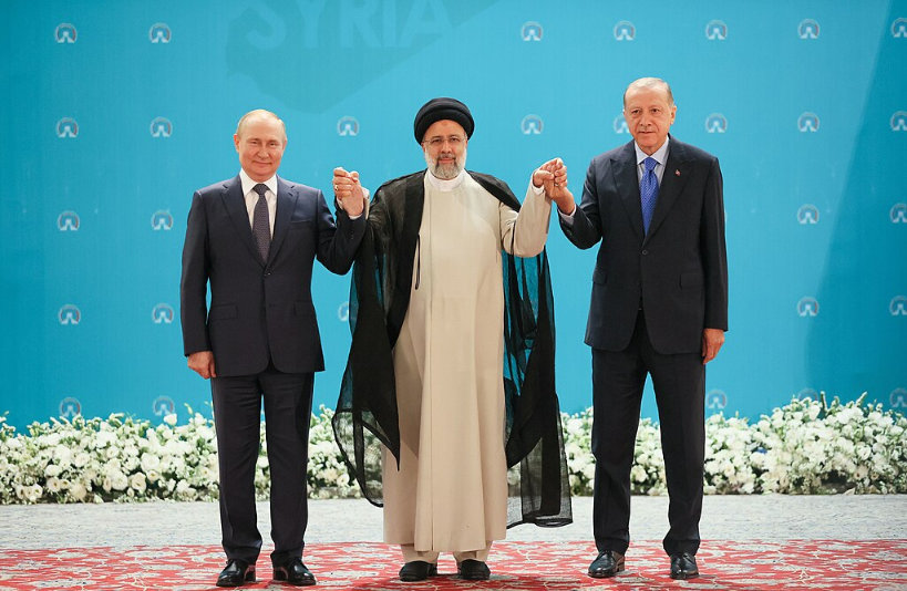 Iranian President Ebrahim Raisi (C) with Russian President Vladimir Putin (L) and Turkish President Recep Tayyip Erdoğan in 2022