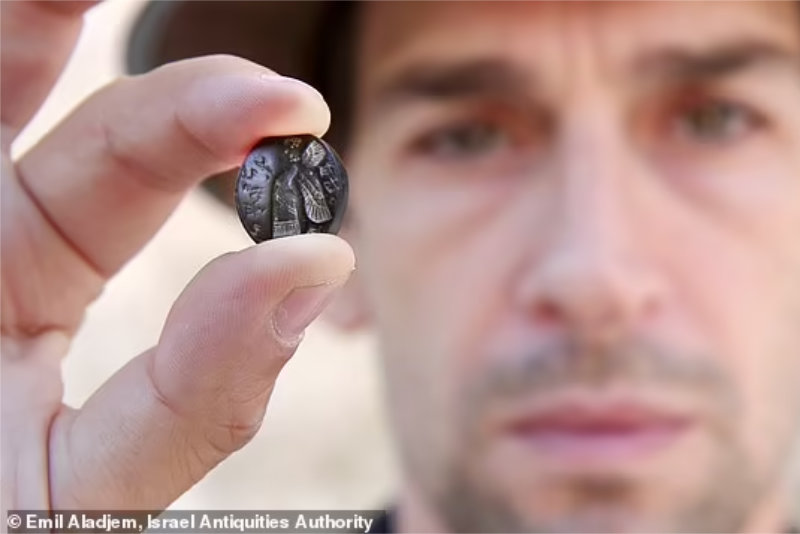 Dime-sized seal depicting an Assyrian demon confirms the Biblical&nbsp;record