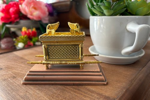 Miniatura de la réplica del Arca de la Alianza judía