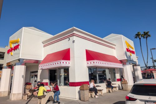 In-N-Out Burger location nearest Los Angeles International Airport 